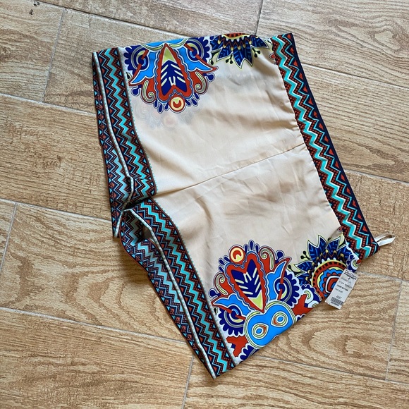 Discovery Pants - Beige Bold Print Shorts